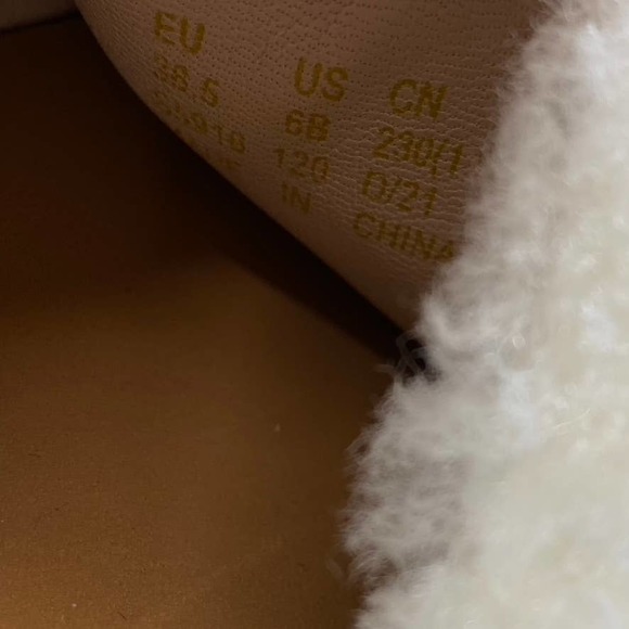 Stuart Weitzman Women's Natural Cammy Shearling Strap Slide Sandal SZ 6 B - Picture 9 of 9